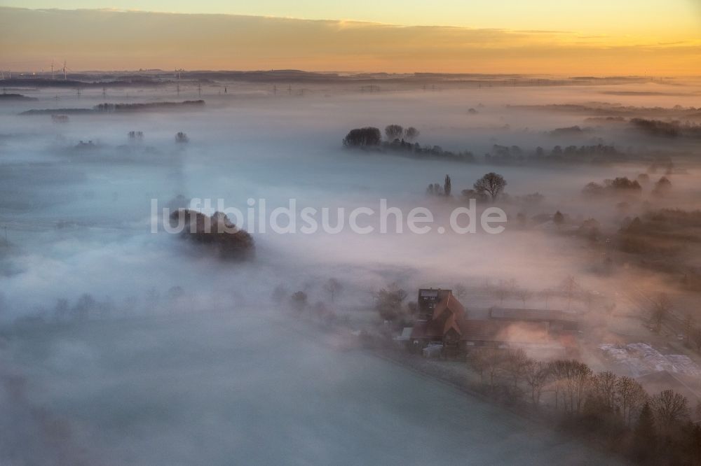 Luftaufnahme Hamm - Morgennebel über der Lippe und den Wiesen der Lippeauen beim Sonnenaufgang am Stadtrand von Hamm Nordrhein-Westfalen