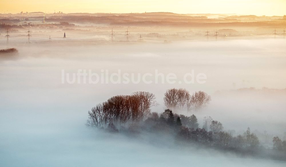 Hamm von oben - Morgennebel über der Lippe und den Wiesen der Lippeauen beim Sonnenaufgang am Stadtrand von Hamm Nordrhein-Westfalen