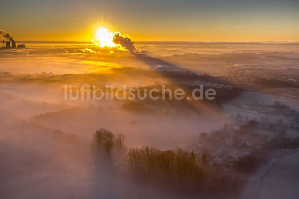 Hamm aus der Vogelperspektive: Morgennebel über der Lippe und den Wiesen der Lippeauen beim Sonnenaufgang am Stadtrand von Hamm Nordrhein-Westfalen