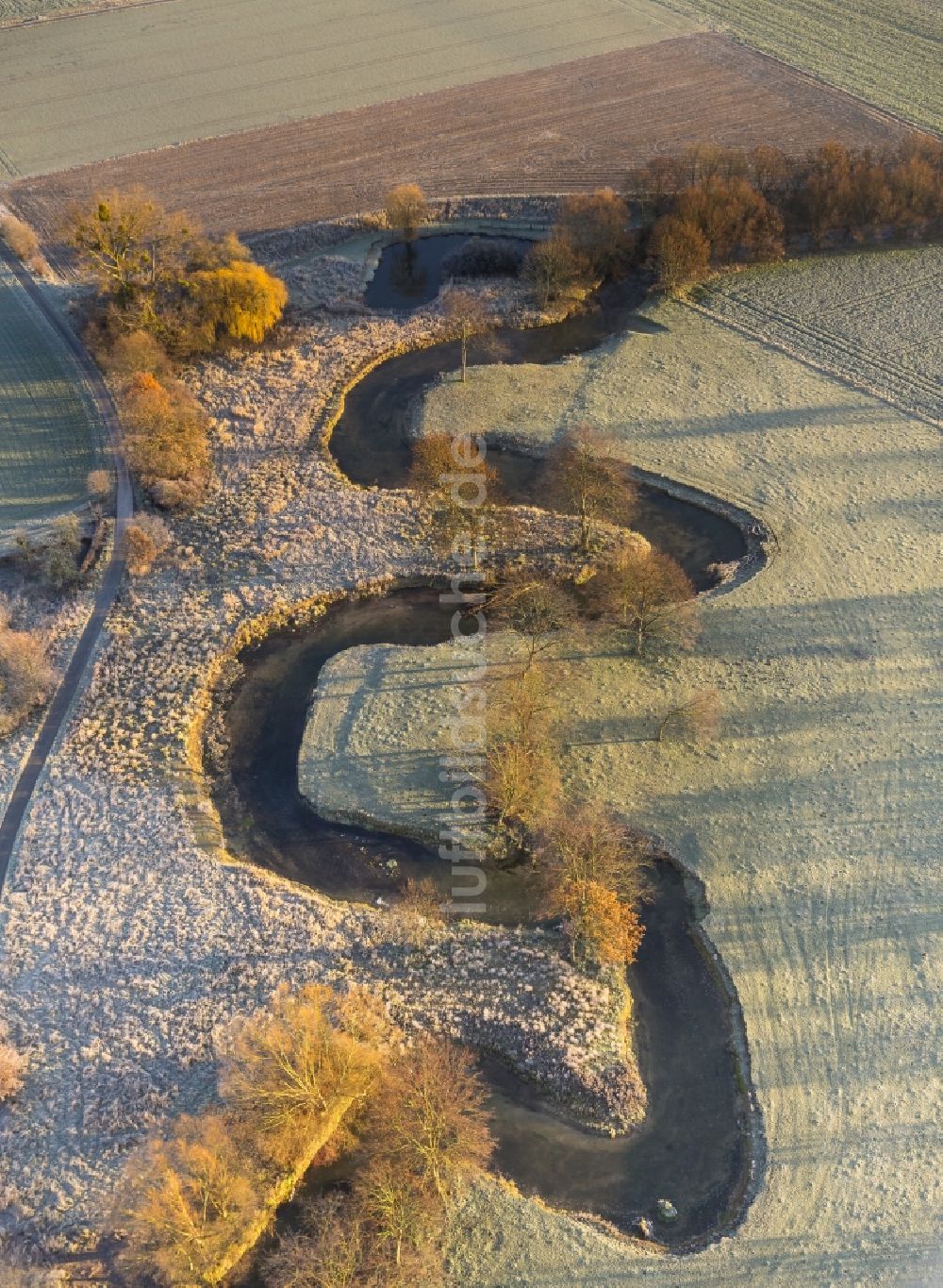 Luftaufnahme Hamm - Morgennebel über dem Verlauf des Flußes Ahse an den Renaturierungsflächen und den Wiesen der Lippeauen beim Sonnenaufgang in Hamm im Bundesland Nordrhein-Westfalen