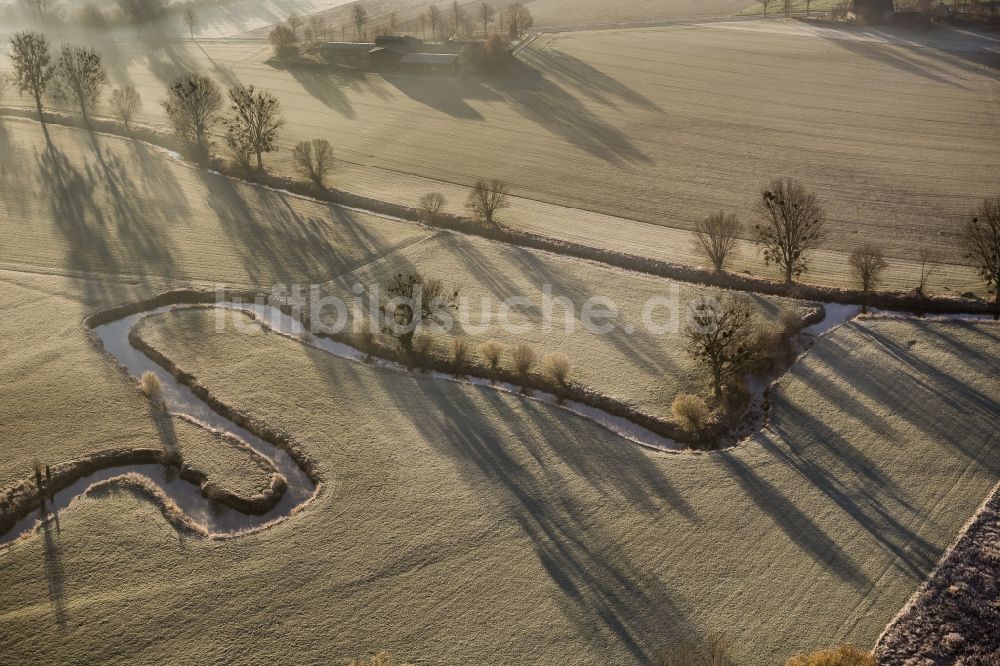 Hamm aus der Vogelperspektive: Morgennebel über dem Verlauf des Flußes Ahse an den Renaturierungsflächen und den Wiesen der Lippeauen beim Sonnenaufgang in Hamm im Bundesland Nordrhein-Westfalen