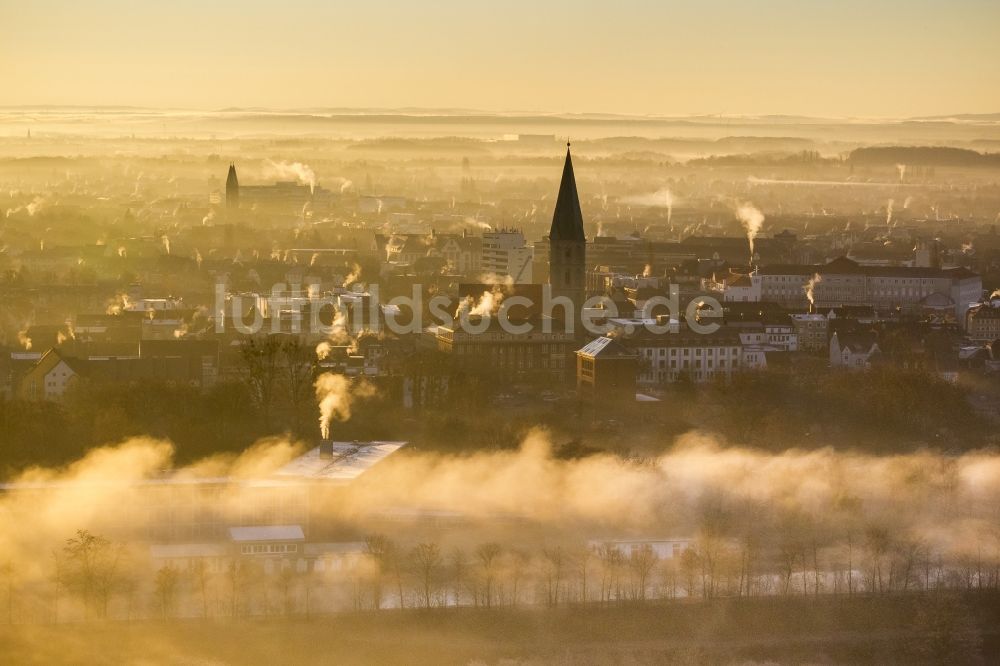 Luftaufnahme Hamm - Morgennebel im Gegenlicht über der Pauluskirche mit Rauchfahnen der Hausschornsteine beim Sonnenaufgang in Hamm Nordrhein-Westfalen