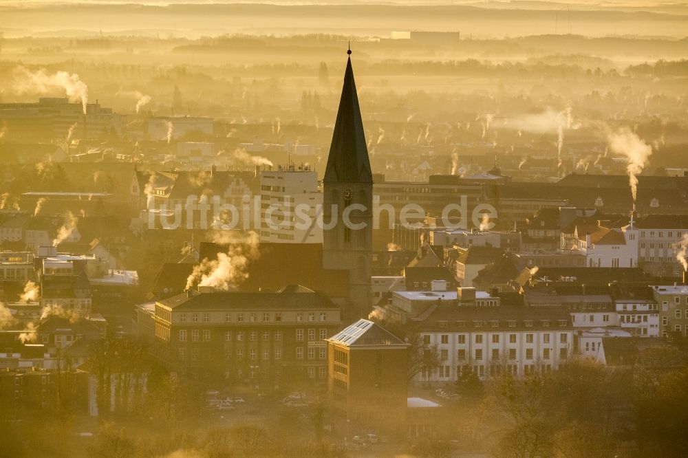 Hamm von oben - Morgennebel im Gegenlicht über der Pauluskirche mit Rauchfahnen der Hausschornsteine beim Sonnenaufgang in Hamm Nordrhein-Westfalen