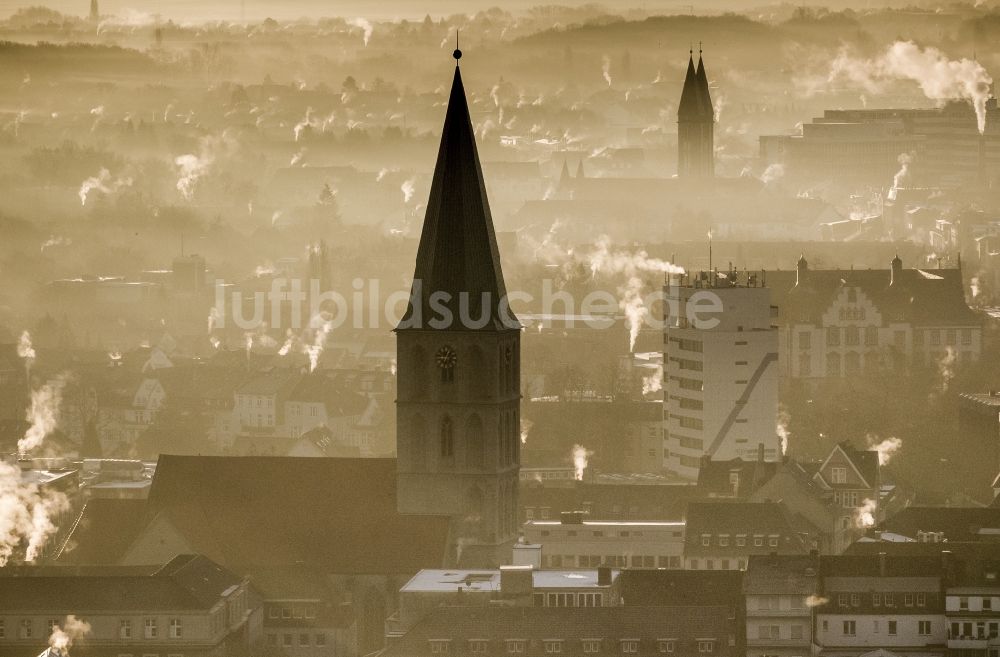 Hamm aus der Vogelperspektive: Morgennebel im Gegenlicht über der Pauluskirche mit Rauchfahnen der Hausschornsteine beim Sonnenaufgang in Hamm Nordrhein-Westfalen