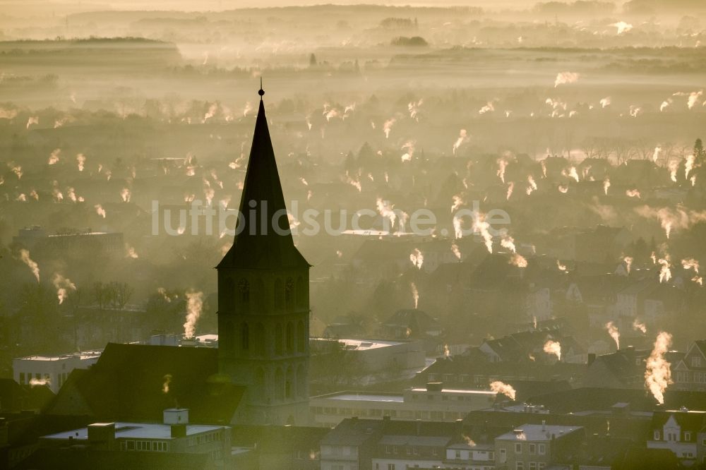 Luftbild Hamm - Morgennebel im Gegenlicht über der Pauluskirche mit Rauchfahnen der Hausschornsteine beim Sonnenaufgang in Hamm Nordrhein-Westfalen