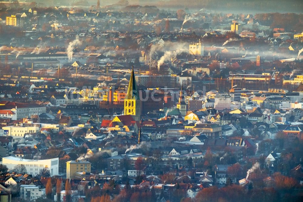 Hamm aus der Vogelperspektive: Morgennebel im Gegenlicht über der Pauluskirche mit Rauchfahnen der Hausschornsteine beim Sonnenaufgang in Hamm Nordrhein-Westfalen