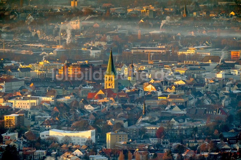 Luftbild Hamm - Morgennebel im Gegenlicht über der Pauluskirche mit Rauchfahnen der Hausschornsteine beim Sonnenaufgang in Hamm Nordrhein-Westfalen