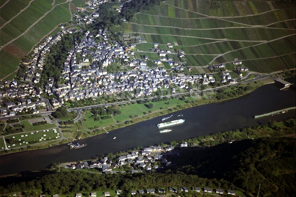 Enkirch aus der Vogelperspektive: Mosel- Ufer in Enkirch im Bundesland Rheinland-Pfalz