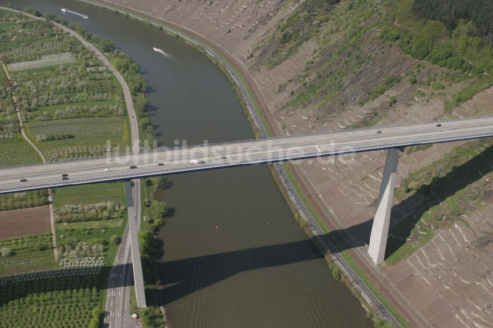 Winningen aus der Vogelperspektive: Moselbrücke über die Ufer des Flusses Mosel bei Winningen im Bundesland Rheinland-Pfalz