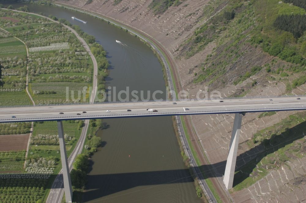 Luftbild Winningen - Moselbrücke über die Ufer des Flusses Mosel bei Winningen im Bundesland Rheinland-Pfalz