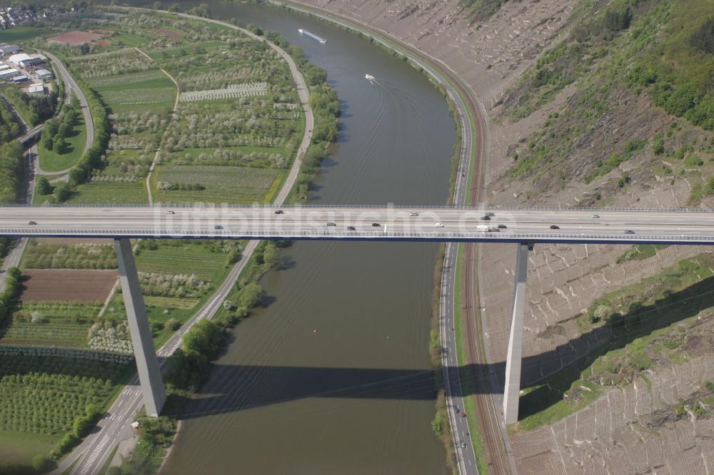 Luftaufnahme Winningen - Moselbrücke über die Ufer des Flusses Mosel bei Winningen im Bundesland Rheinland-Pfalz