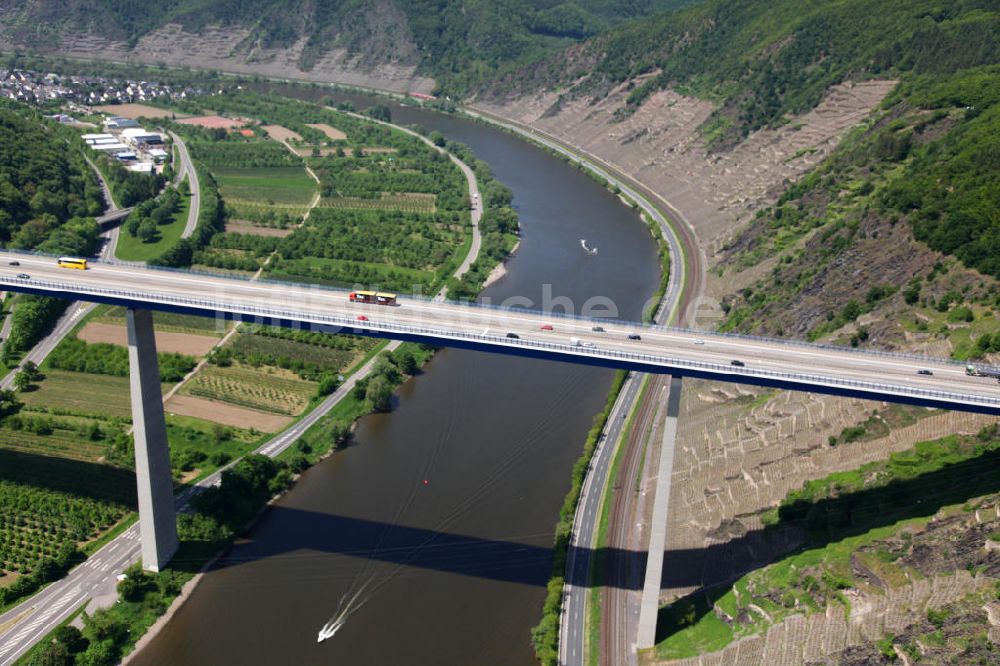 Winningen aus der Vogelperspektive: Moselbrücke in Winningen