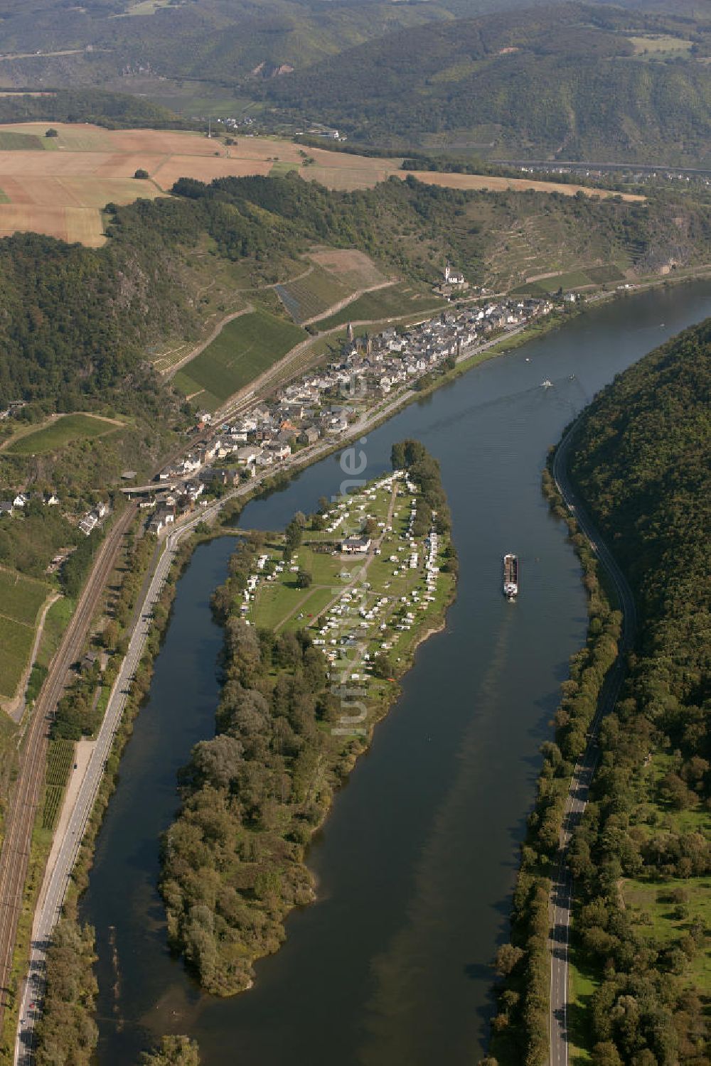 Luftaufnahme Münstermaifeld - Moselinsel Hatzenporter Werth in Münstermaifeld