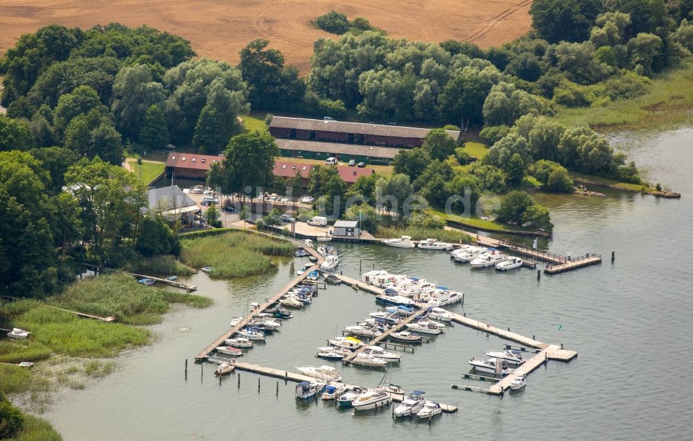 Luftbild Göhren-Lebbin - Motorboot- Anlegestellen und Bootsliegeplätzen am Uferbereich des Fleesensees in Göhren-Lebbin im Bundesland Mecklenburg-Vorpommern