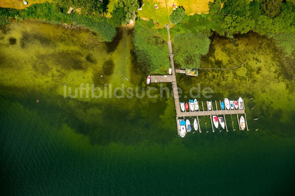 Luftaufnahme Plau am See - Motorboot- Anlegestellen und Bootsliegeplätzen am Uferbereich in Plau am See im Bundesland Mecklenburg-Vorpommern