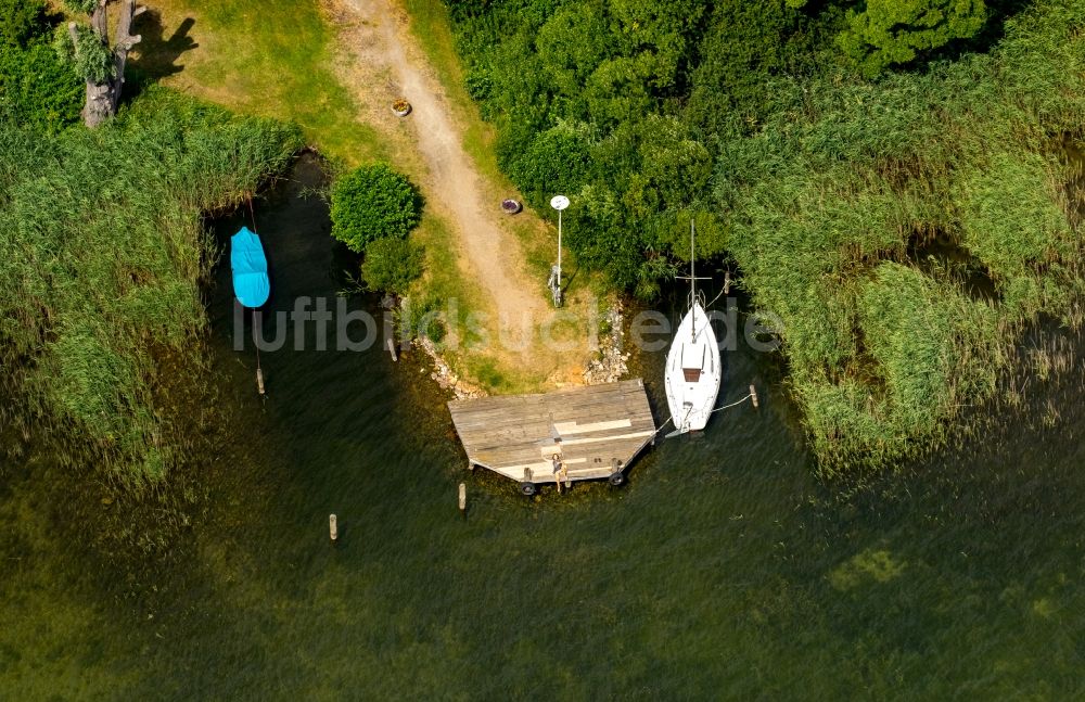 Plau am See von oben - Motorboot- Anlegestellen und Bootsliegeplätzen am Uferbereich in Plau am See im Bundesland Mecklenburg-Vorpommern