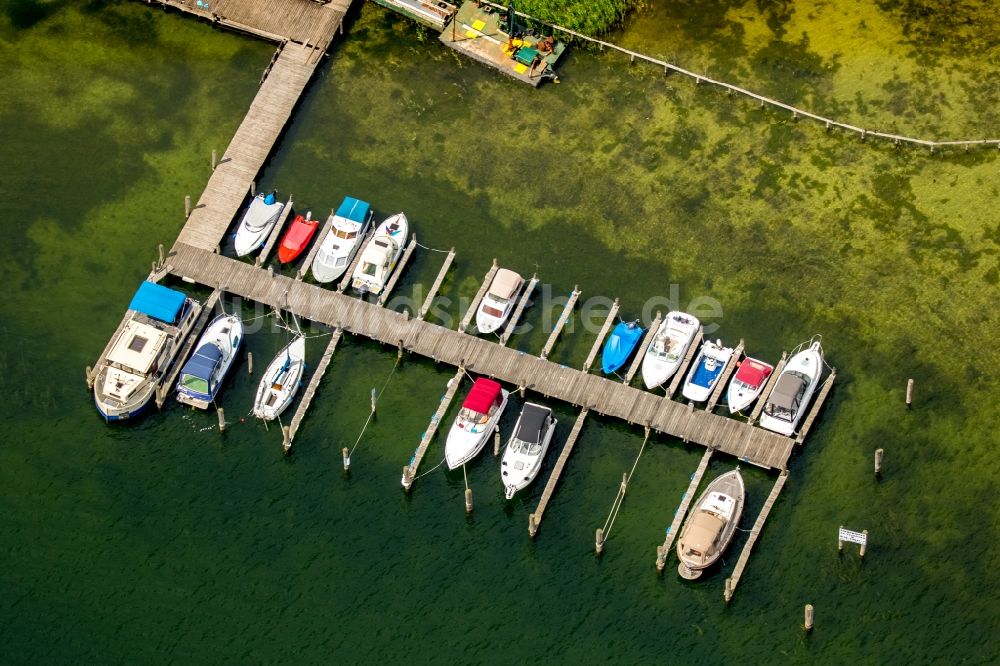 Plau am See aus der Vogelperspektive: Motorboot- Anlegestellen und Bootsliegeplätzen am Uferbereich in Plau am See im Bundesland Mecklenburg-Vorpommern