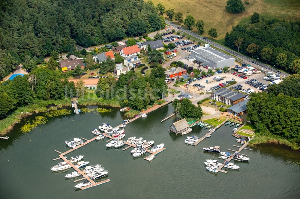 Waren (Müritz) von oben - Motorboot- Anlegestellen und Bootsliegeplätzen am Uferbereich des Reeckkanals in Waren (Müritz) im Bundesland Mecklenburg-Vorpommern