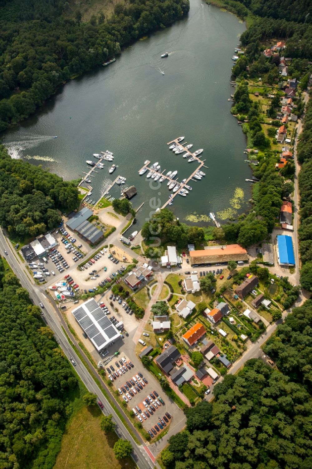 Luftaufnahme Waren (Müritz) - Motorboot- Anlegestellen und Bootsliegeplätzen am Uferbereich in Waren (Müritz) im Bundesland Mecklenburg-Vorpommern