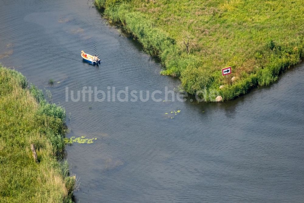 Luftaufnahme Dargun - Motorboot in Fahrt auf der Peene in Dargun im Bundesland Mecklenburg-Vorpommern