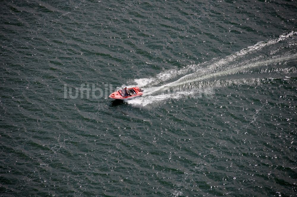 Luftaufnahme Rechlin - Motorboot auf der Müritz in Rechlin im Bundesland Mecklenburg-Vorpommern