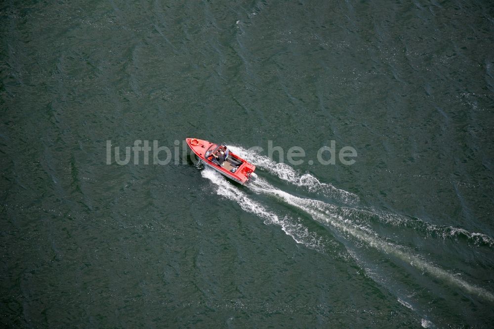 Rechlin von oben - Motorboot auf der Müritz in Rechlin im Bundesland Mecklenburg-Vorpommern