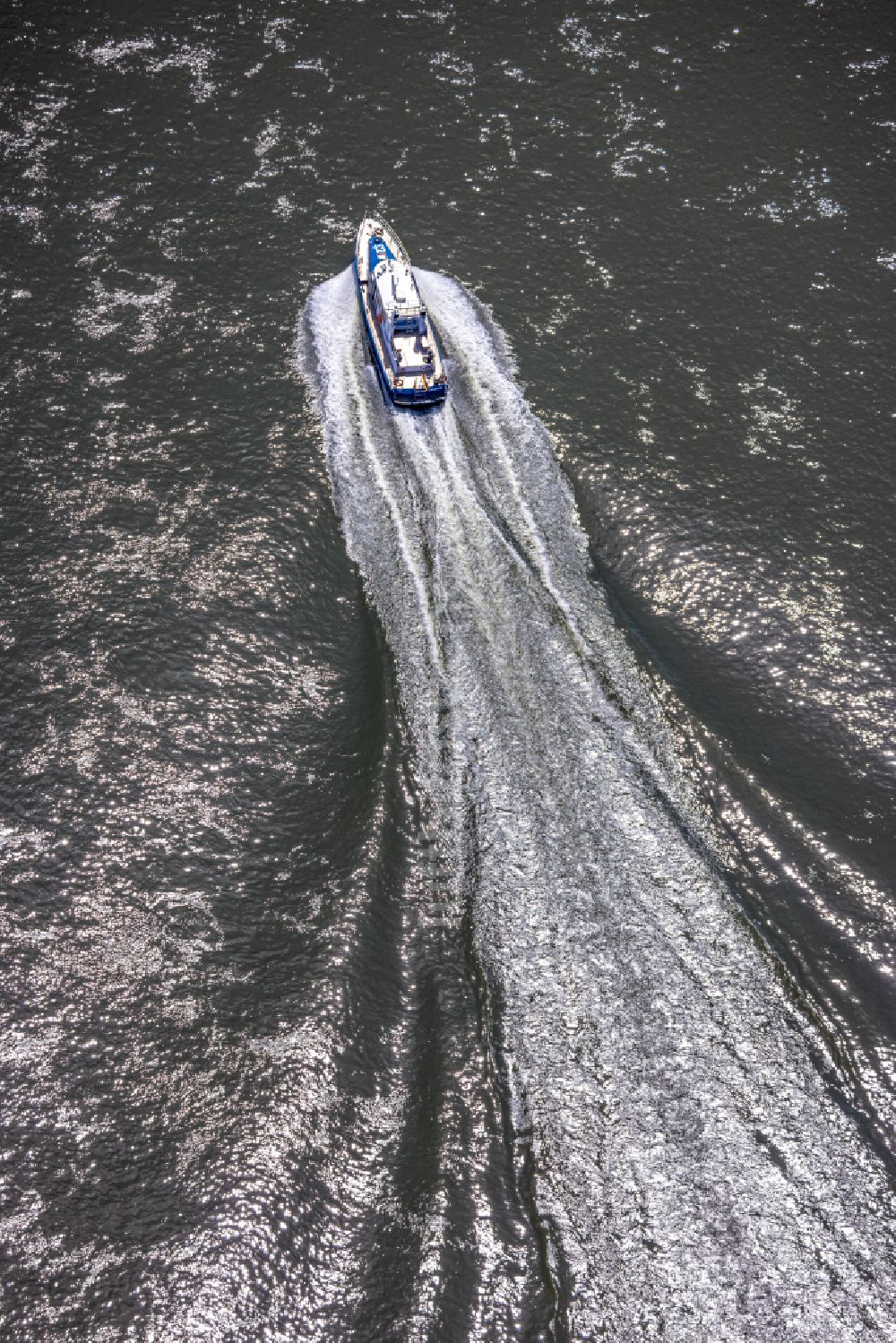 Luftaufnahme Duisburg - Motorboot der Wassereschutzpolizei, WSP 13 in Fahrt auf dem Fluss Rhein in Duisburg im Bundesland Nordrhein-Westfalen, Deutschland