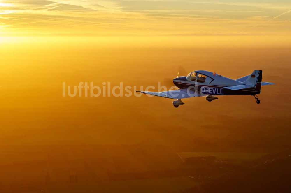 Luftaufnahme Bremervörde - Motorflugzeug DR250 / 160 D-EVLL im Fluge während des Sonnenunterganges über dem Luftraum in Bremervörde im Bundesland Niedersachsen, Deutschland