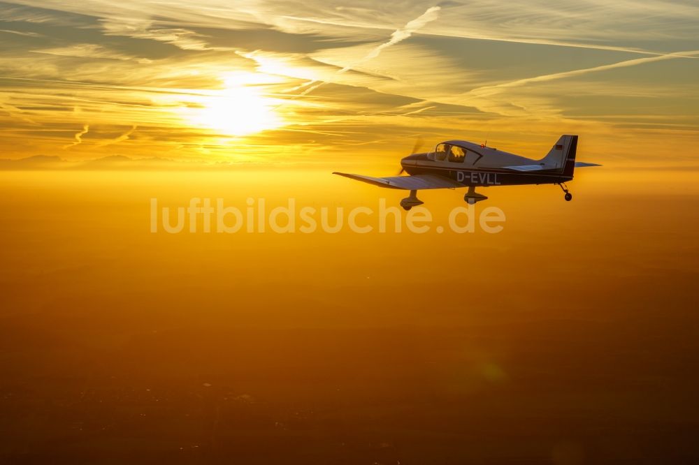 Bremervörde von oben - Motorflugzeug DR250 / 160 D-EVLL im Fluge während des Sonnenunterganges über dem Luftraum in Bremervörde im Bundesland Niedersachsen, Deutschland