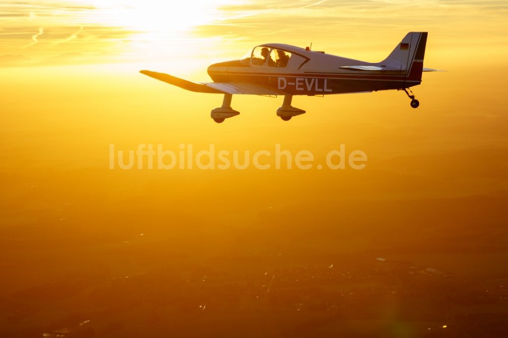 Luftaufnahme Bremervörde - Motorflugzeug DR250 / 160 D-EVLL im Fluge während des Sonnenunterganges über dem Luftraum in Bremervörde im Bundesland Niedersachsen, Deutschland