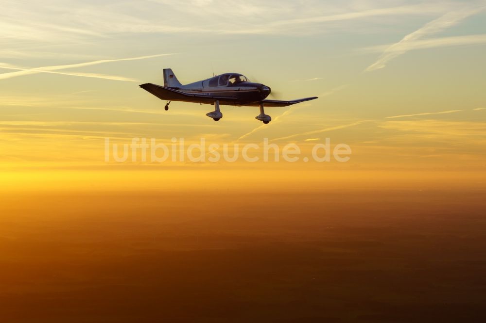 Bremervörde von oben - Motorflugzeug DR250 / 160 D-EVLL im Fluge während des Sonnenunterganges über dem Luftraum in Bremervörde im Bundesland Niedersachsen, Deutschland