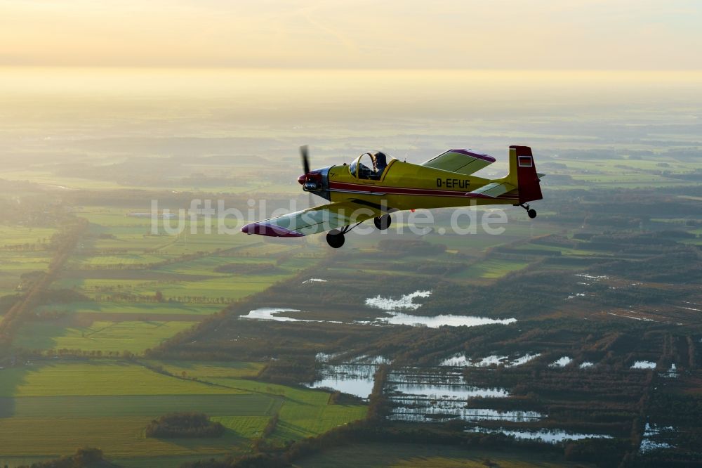 Luftaufnahme Bremervörde - Motorflugzeug Stark Turbulent D-EFUF im Fluge über dem Luftraum in Bremervörde im Bundesland Niedersachsen, Deutschland