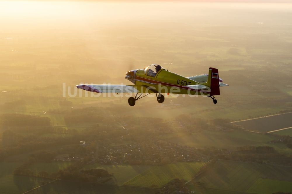 Luftaufnahme Bremervörde - Motorflugzeug Stark Turbulent D-EFUF während des Sonnenunterganges im Fluge über dem Luftraum in Bremervörde im Bundesland Niedersachsen, Deutschland