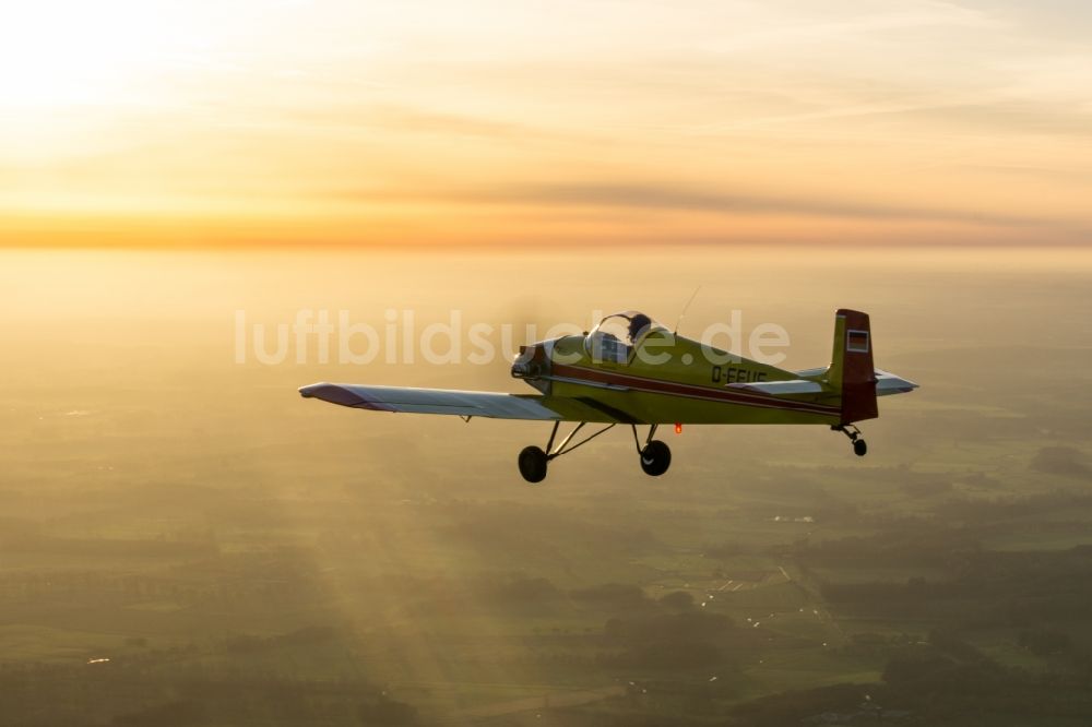 Bremervörde von oben - Motorflugzeug Stark Turbulent D-EFUF während des Sonnenunterganges im Fluge über dem Luftraum in Bremervörde im Bundesland Niedersachsen, Deutschland