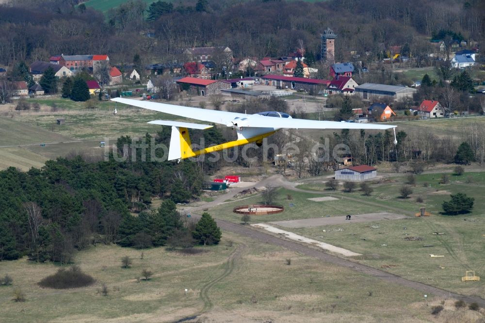 Hirschfelde von oben - Motorsegler Ogar im Fluge über dem Luftraum in Hirschfelde im Bundesland Brandenburg, Deutschland