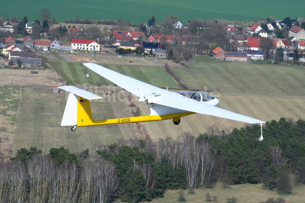 Luftaufnahme Hirschfelde - Motorsegler Ogar im Fluge über dem Luftraum in Hirschfelde im Bundesland Brandenburg, Deutschland