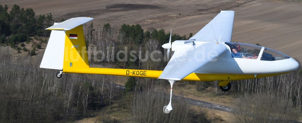 Hirschfelde von oben - Motorsegler Ogar im Fluge über dem Luftraum in Hirschfelde im Bundesland Brandenburg, Deutschland