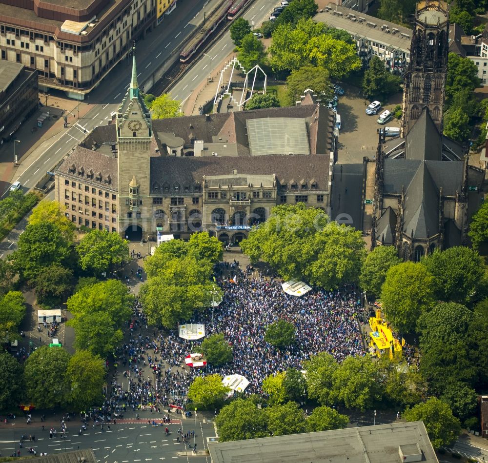 Luftbild Duisburg - MSV-Fans auf dem Burgplatz vor dem Duisburger Rathaus zur feier des Aufstieges ihrer Fußball- Mannschaft in die 2. Bundesliga in Duisburg im Bundesland Nordrhein-Westfalen