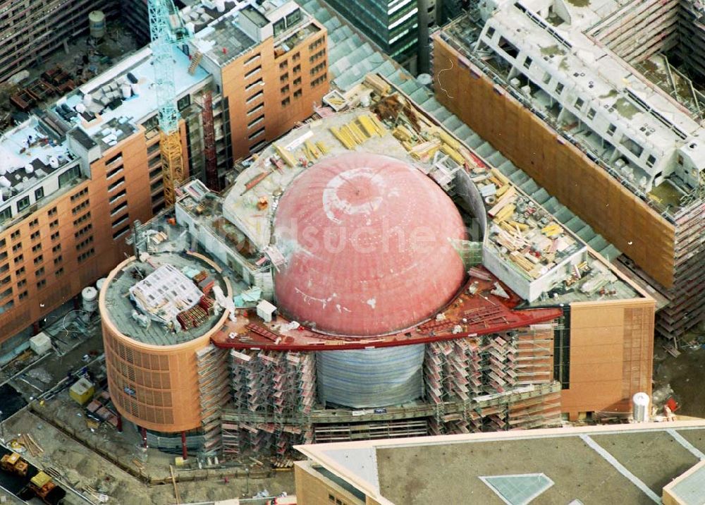 Luftbild Berlin - Tiergarten - Multiplexkinobau auf der Baustelle am Potsdamer Platz.