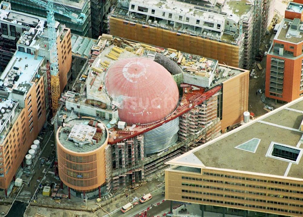 Luftaufnahme Berlin - Tiergarten - Multiplexkinobau auf der Baustelle am Potsdamer Platz.