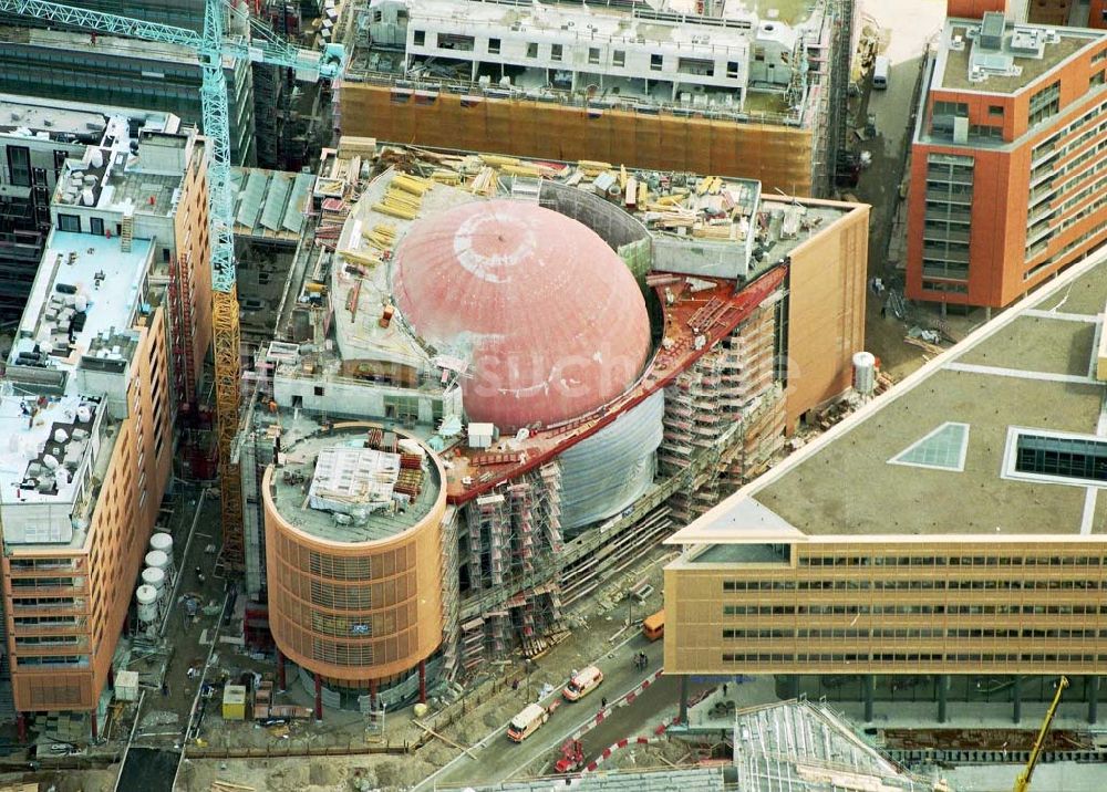 Berlin - Tiergarten von oben - Multiplexkinobau auf der Baustelle am Potsdamer Platz.