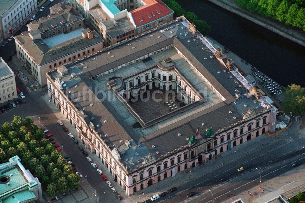 Berlin Mitte von oben - Museum für Deutsche Geschichte im Zeughaus, ein ehemaliges barockes Waffenarsenal unter den Linden in Berlin