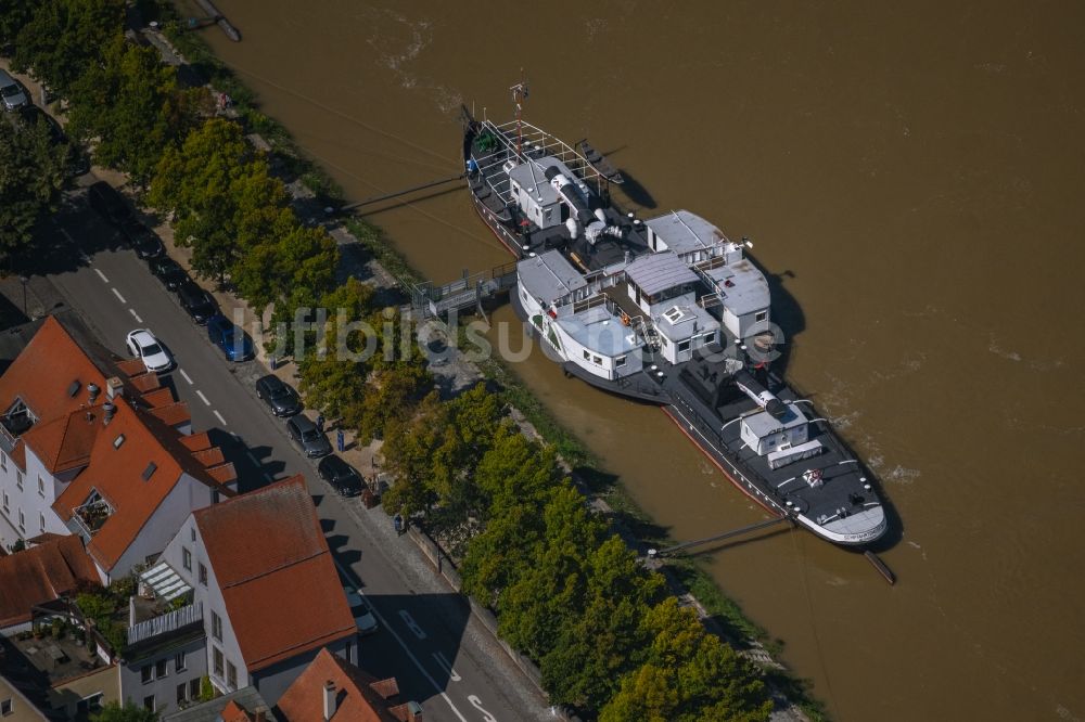 Luftbild Regensburg - Museum des Donau-Schiffahrts-Museum Regensburg auf dem Schiff an der Boots- Anlegestelle am Flussufer der Donau an der Thundorferstraße in Regensburg im Bundesland Bayern, Deutschland