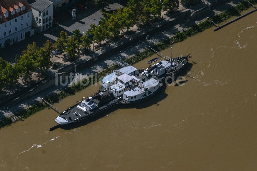 Luftaufnahme Regensburg - Museum des Donau-Schiffahrts-Museum Regensburg auf dem Schiff an der Boots- Anlegestelle am Flussufer der Donau an der Thundorferstraße in Regensburg im Bundesland Bayern, Deutschland