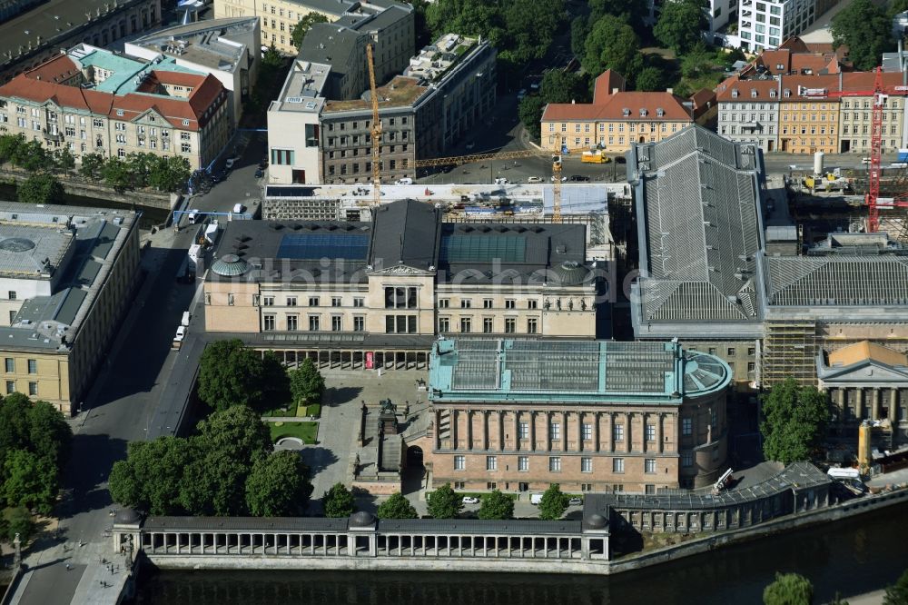 Luftaufnahme Berlin - Museums- Gebäude- Ensemble Alte Nationalgalerie und Neues Museum auf der Museumsinsel an der Bodestraße in Berlin