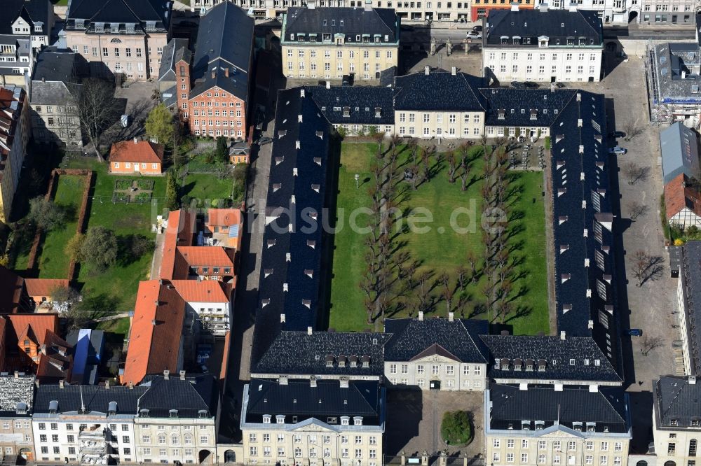 Kopenhagen aus der Vogelperspektive: Museums- Gebäude- Ensemble Designmuseum und Gronnegards Teatret in Kopenhagen in Region Hovedstaden, Dänemark