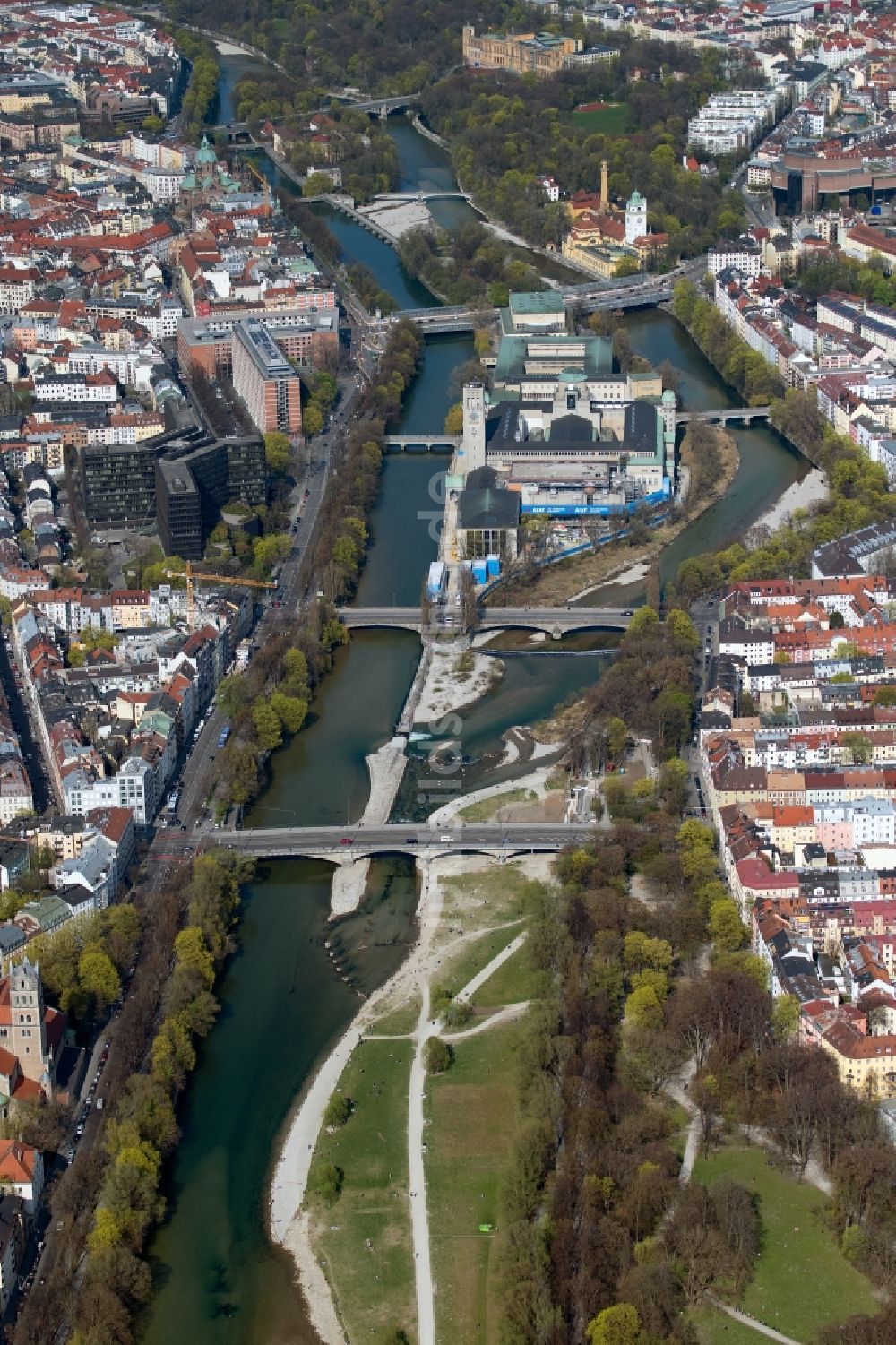 Luftaufnahme München - Museums- Gebäude- Ensemble Deutsches Museum auf der Museumsinsel in München im Bundesland Bayern, Deutschland