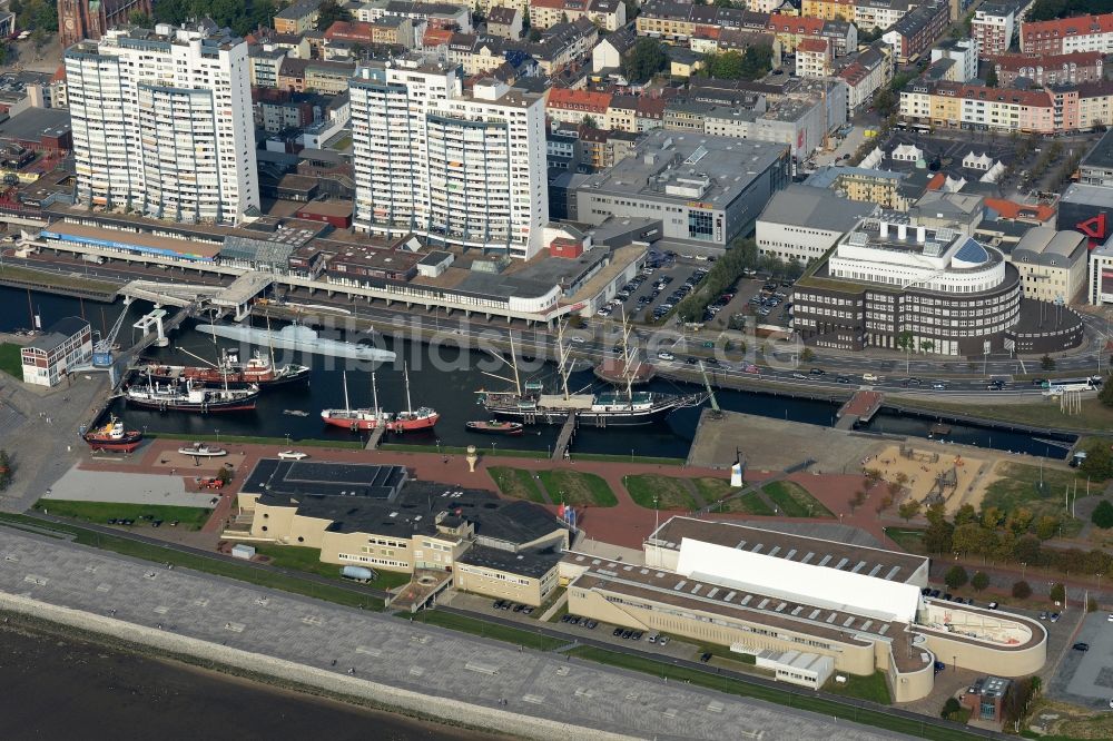 Luftbild Bremerhaven - Museums- Gebäude- Ensemble Deutsches Schiffahrtsmuseum und angrenzender Hafen und Wohngebiet in Bremerhaven im Bundesland Bremen