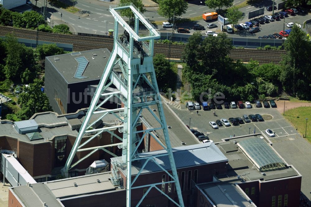 Bochum von oben - Museums- Gebäude- Ensemble und Förderturm- Wahrzeichen am Geländedes Deutsches Bergbau-Museum in Bochum im Bundesland Nordrhein-Westfalen