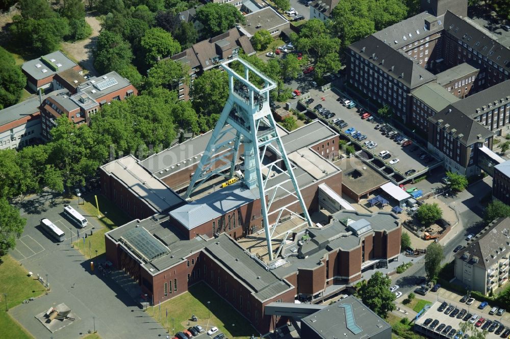 Luftbild Bochum - Museums- Gebäude- Ensemble und Förderturm- Wahrzeichen am Geländedes Deutsches Bergbau-Museum in Bochum im Bundesland Nordrhein-Westfalen